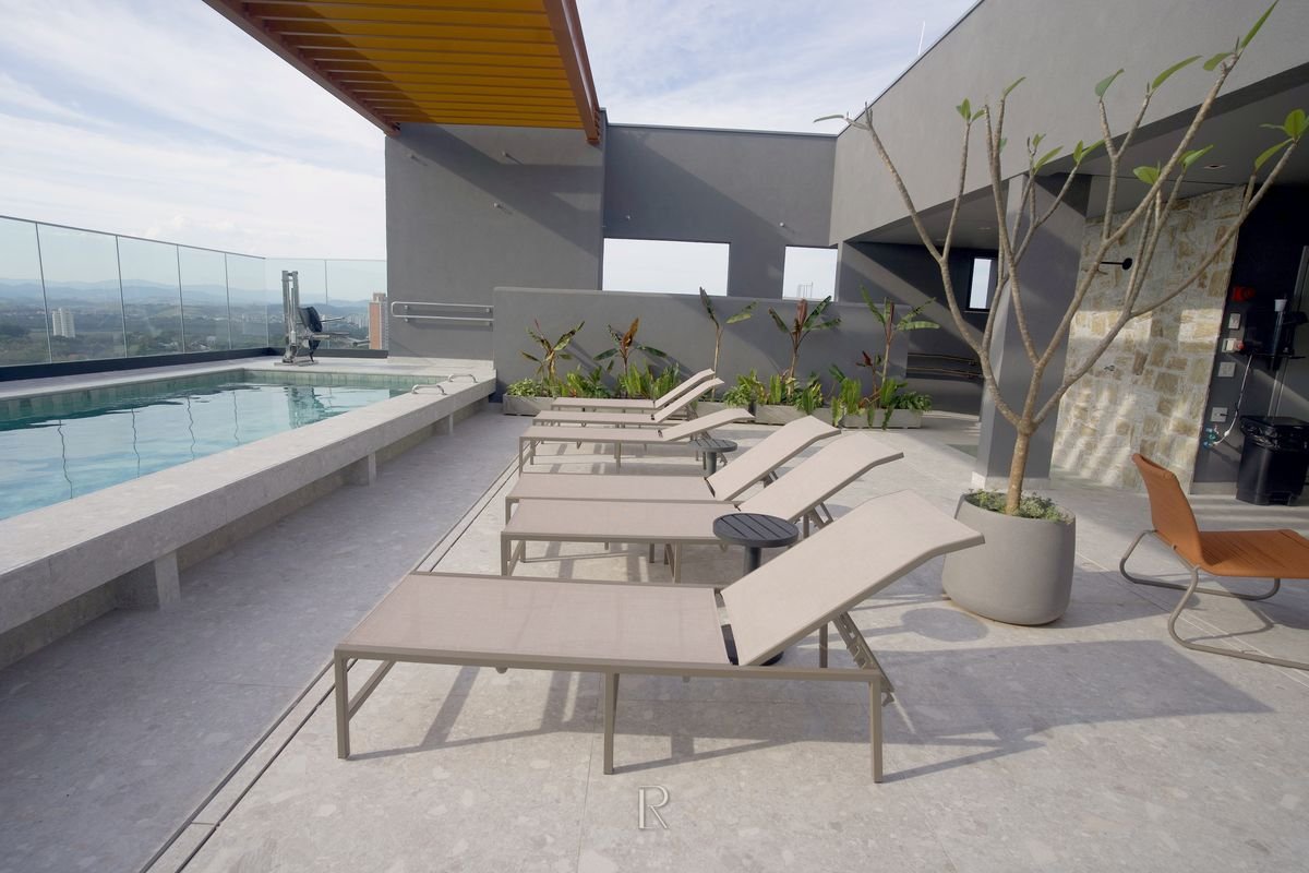 Piscina no rooftop, sob o pergolado, no Matiss
