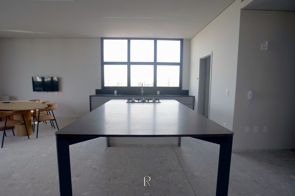 Mesa comunitária junto à janela, no Matiss