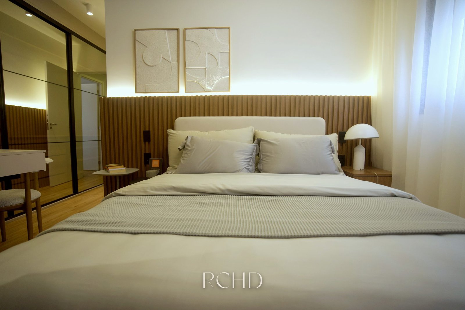 Suíte master do apartamento decorado, com cabeceira ripada em madeira e armário espelhado